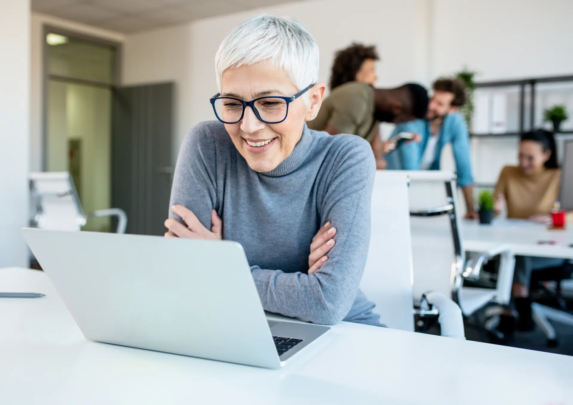 Une femme découvre la simplicité du marketing automation avec Aivie