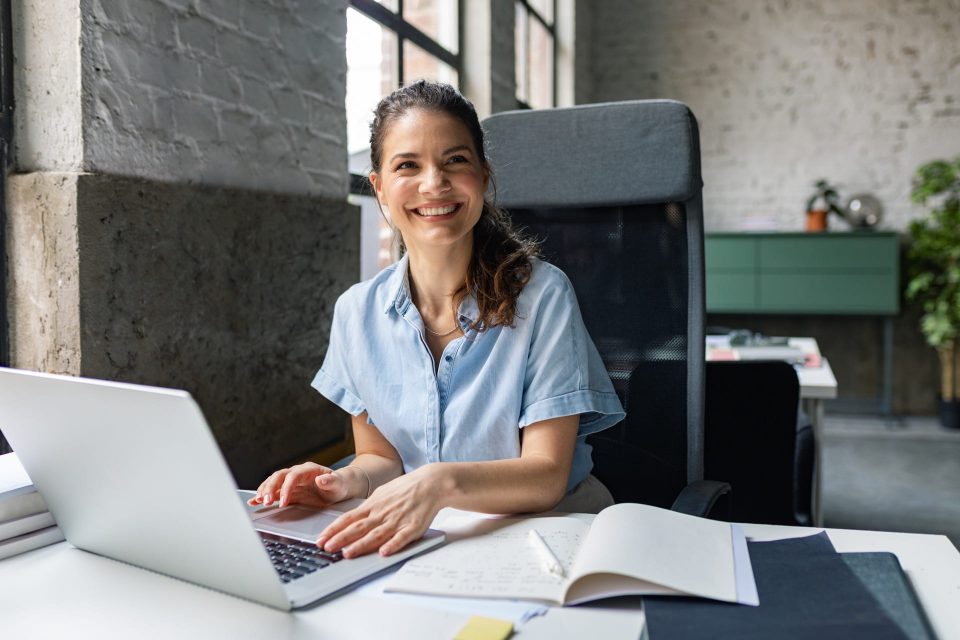 Angela travaillant sur aivie marketing automation avec un sourire