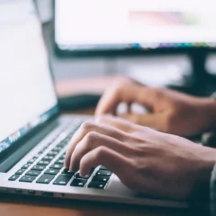 Mit E-Mail-Builder am Notebook automatisierte E-Mail schreiben