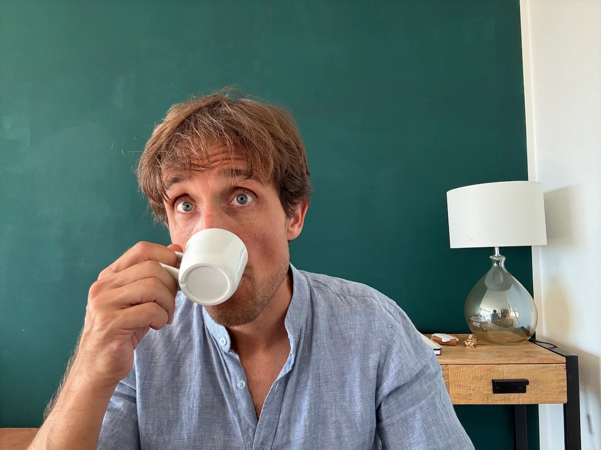 I tuoi dati sono il tuo tesoro – non regalarli così all'AI 2 IMG 7724 adrian kw40 blaues hemd datengold kaffeetasse 1