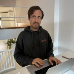 Adrian Schimpf am Laptop – PHP-Sicherheitslücke bei Aivie hinter den Kulissen